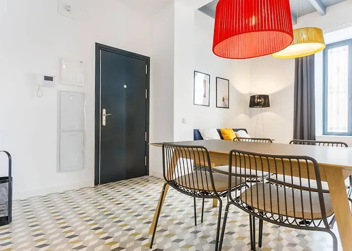 Pop Art, 2BD ground Central Apartment